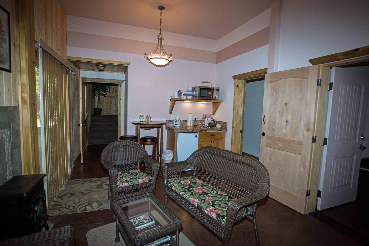 Diamondstone Guest Lodges ラ・パイン エクステリア 写真